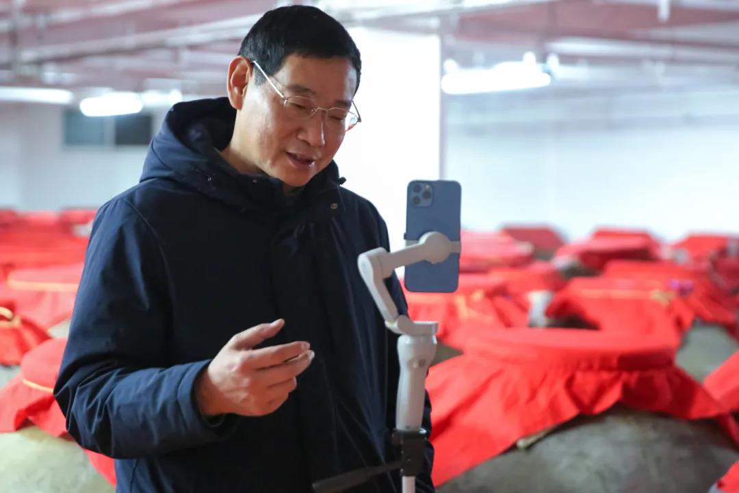 【秦洋长生酒业】探秘地下陶坛酒库 || 董事长肖玉祥再次连线凤凰卫视评论员、网络名人宋忠平