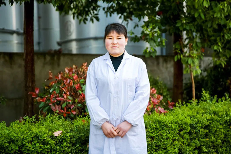 【秦洋长生酒业】干一行，爱一行——记秦洋长生酒业白酒成装车间主任王莉同志