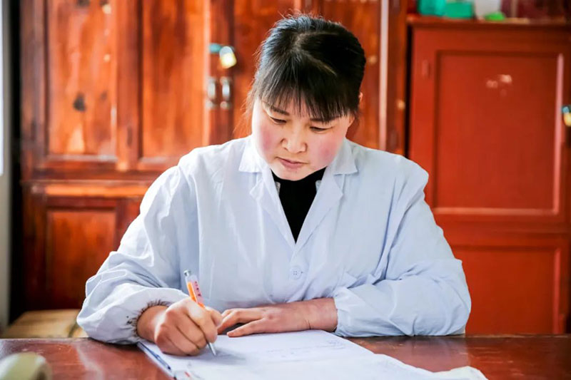 【秦洋长生酒业】干一行，爱一行——记秦洋长生酒业白酒成装车间主任王莉同志