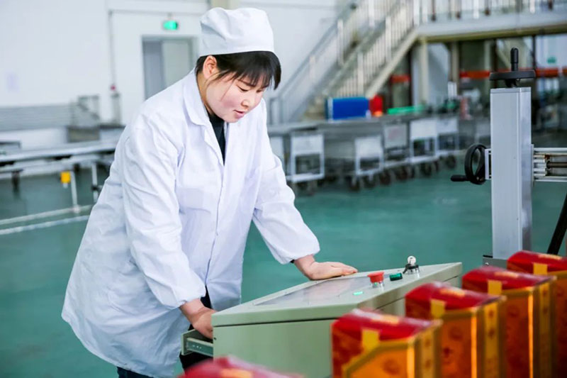 【秦洋长生酒业】干一行，爱一行——记秦洋长生酒业白酒成装车间主任王莉同志