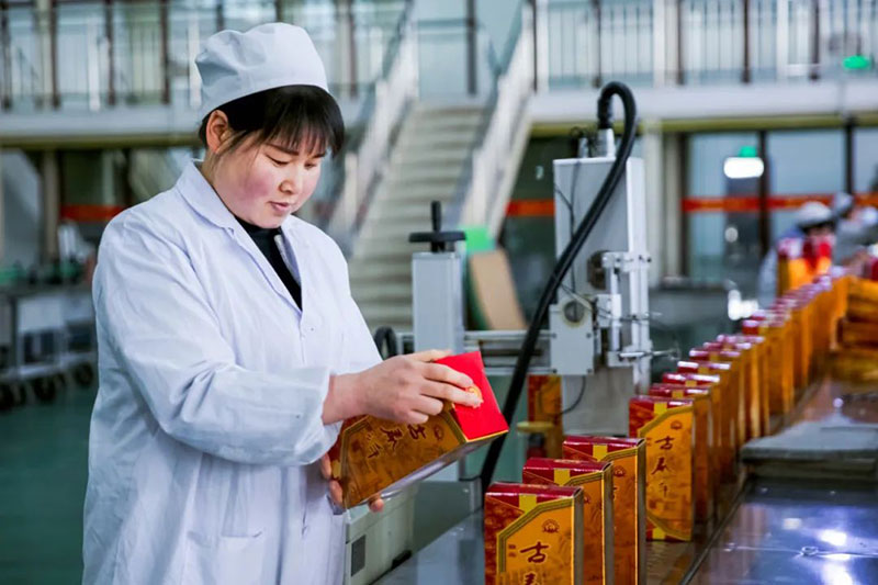 【秦洋长生酒业】干一行，爱一行——记秦洋长生酒业白酒成装车间主任王莉同志