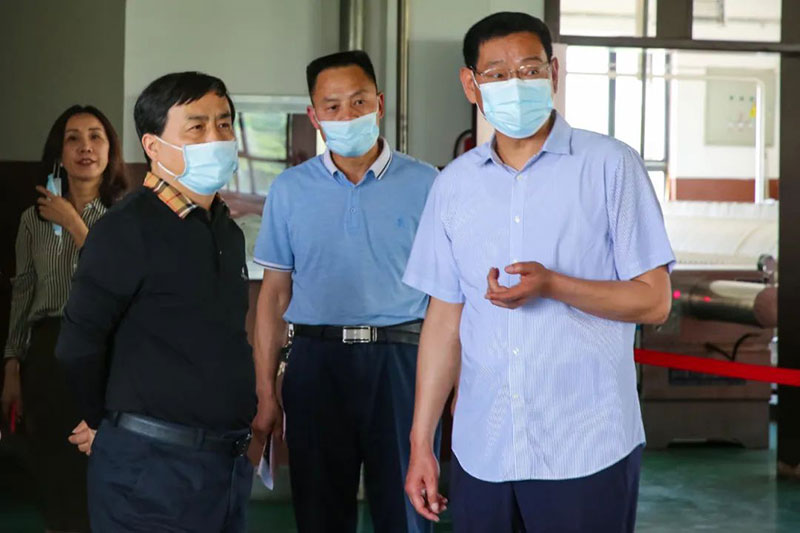 【秦洋长生酒业】省发改委刘迎军副主任一行到秦洋长生酒业考察调研