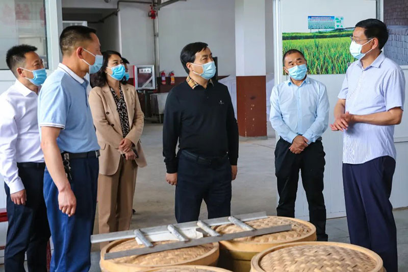 【秦洋长生酒业】省发改委刘迎军副主任一行到秦洋长生酒业考察调研