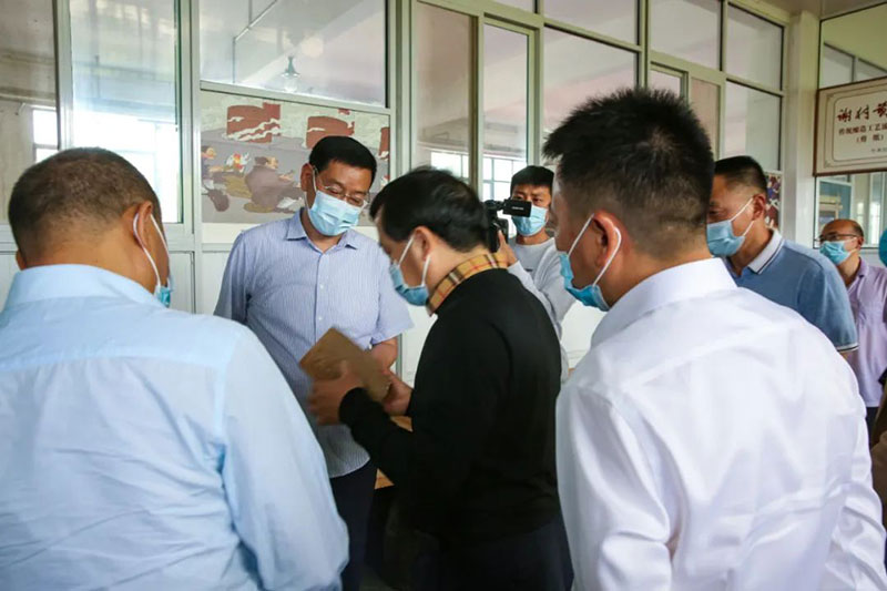 【秦洋长生酒业】省发改委刘迎军副主任一行到秦洋长生酒业考察调研