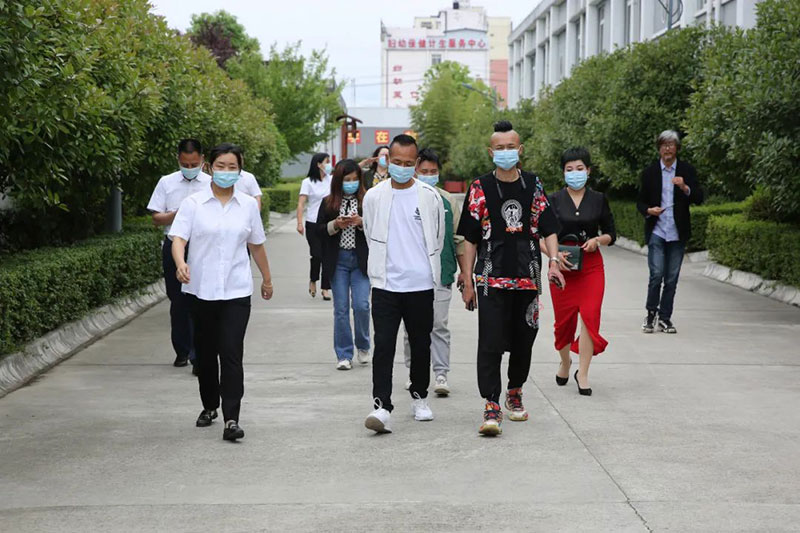 【秦洋长生酒业】橙意满满 || 汉中抖音达人走进秦洋长生酒业采风活动圆满举行