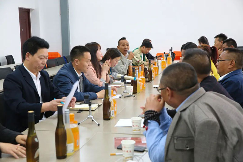 【秦洋长生酒业】一片橙心意相聚时 || 洋县新媒体协会走进秦洋长生酒业采风活动成功举行