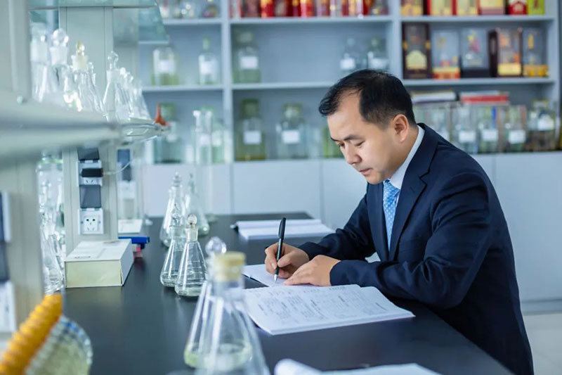 【秦洋长生酒业】喜报 || 秦洋长生酒业副总经理王华获“陕西酒业陕酒工匠”、“陕西酒业陕西白酒品鉴专家”双殊荣